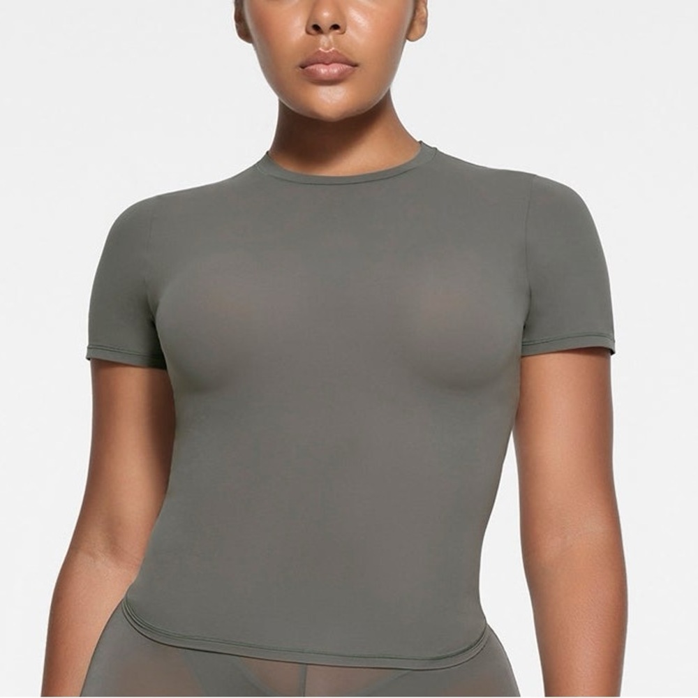 SKIMS Short Sleeve Fits Everybody Tee in Gunmetal XXS